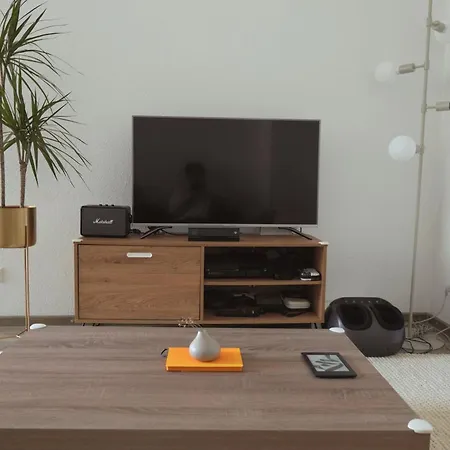 Spacious Stylish Scandi In Linden-mitte Apartment